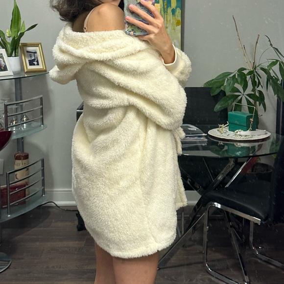 [SOLD] White Fluffy soft cloud robe and shorts for lounging - Picture 4 of 6
